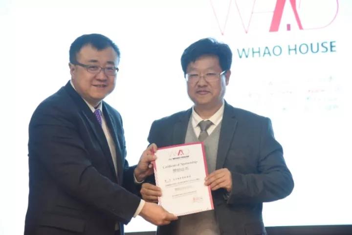 清華大學(xué)黨委常委、副校長楊斌為天豐綠色裝配集團總裁李旭祿頒發(fā)證書